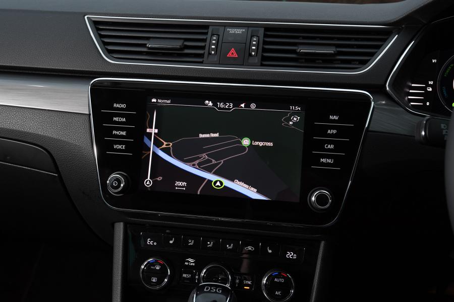 Детали интерьера Skoda Superb iV Combi (3V) 2019 года  (UK) (фото 8 из 19)